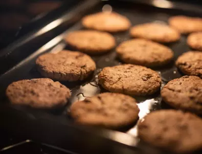 Наистина ли трябва да охлаждате тестото за бисквити, преди да го изпечете? 