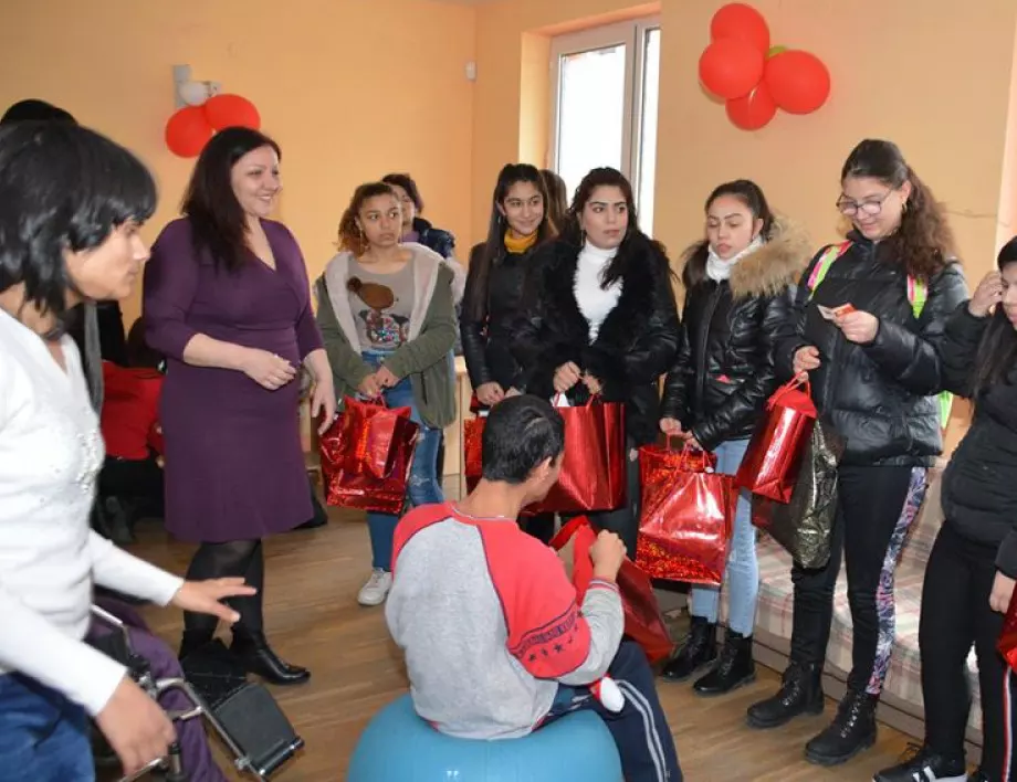 Ученици дариха на младежи с увреждания саморъчно изработени сувенири (СНИМКИ)