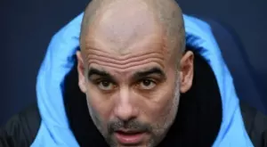 ВИДЕО: С въображаем човек ли говори Гуардиола на мача с Арсенал?