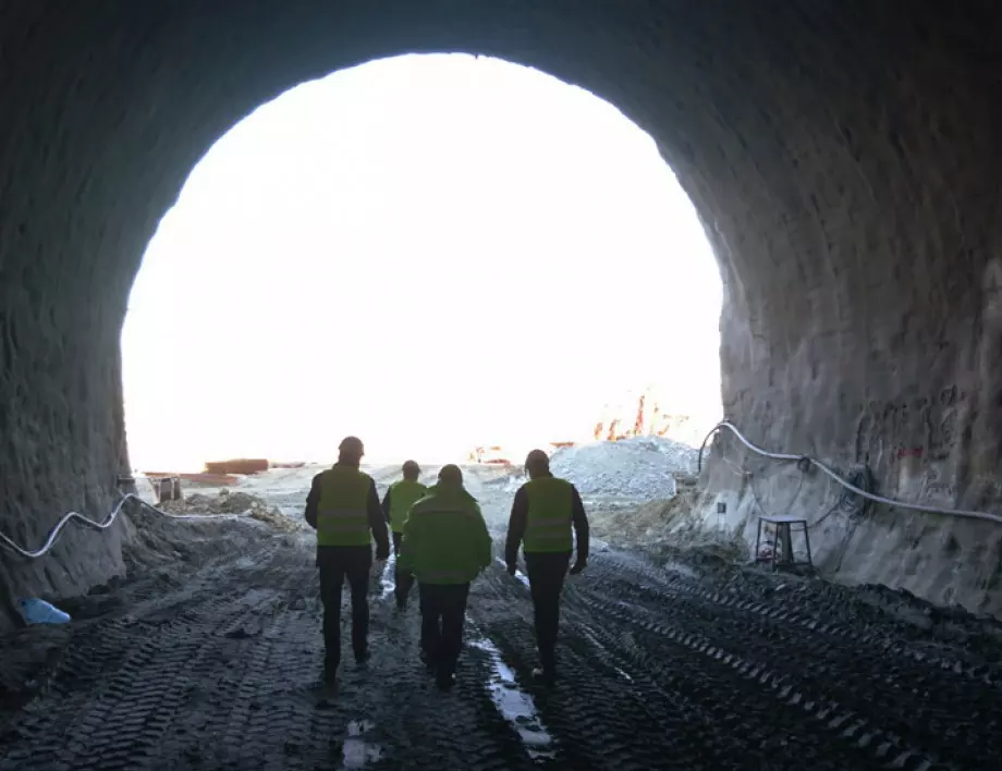 Пускат движението по част от тунела на АМ "Струма" до нова година