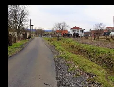 Преасфалтираха улица и укрепиха водоскок край бургаското село Димчево