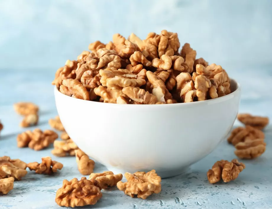Задължително направете това с орехите преди да ги ядете