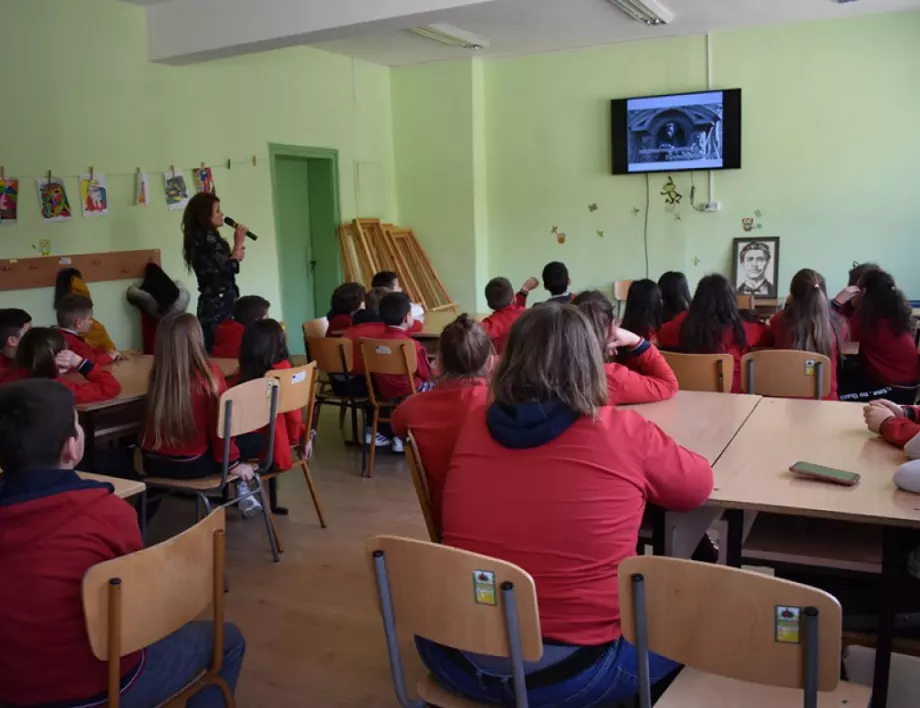 Ученици от Асеновград показаха познанията си за Апостола в изнесен библиотечен урок (СНИМКИ)