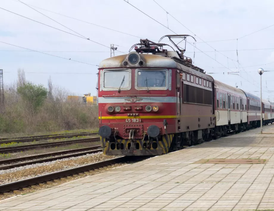 5 месеца няма да се движат влакове по линията между Карлово и Антон