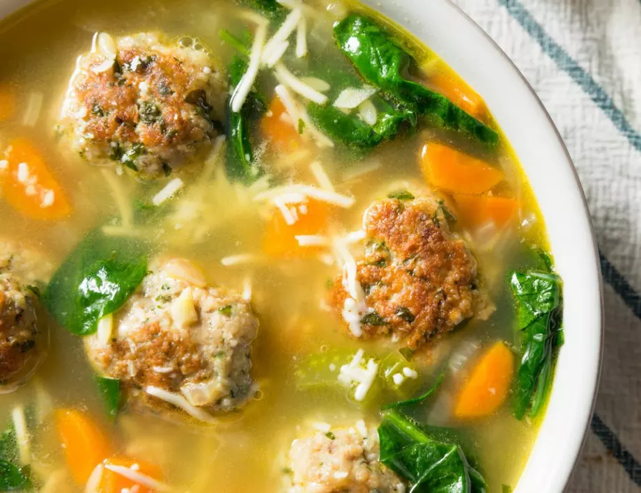 Рецепта на деня: Супа топчета със спанак 