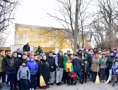 Стотици доброволци се включиха в почистването на парк „Хижата” и велоалеята във Враца (СНИМКИ)