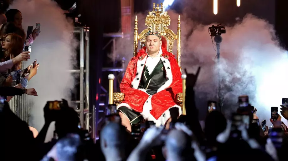 ВИДЕО: Тайсън Фюри се облече като крал и седна на трона преди сблъсъка