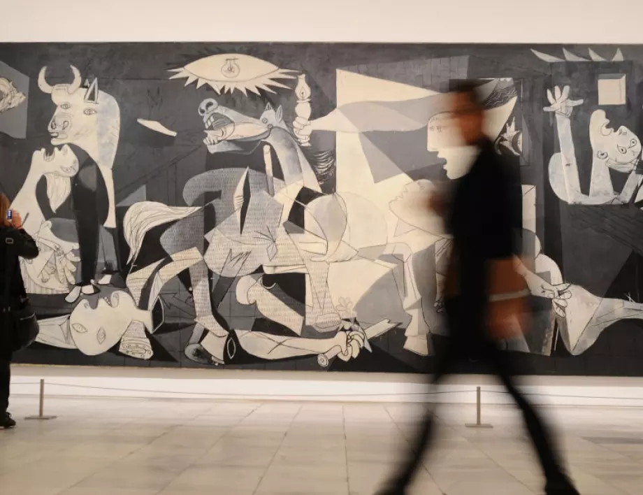 Младите в Испания ще получават средства за купуване на книги и изкуство 