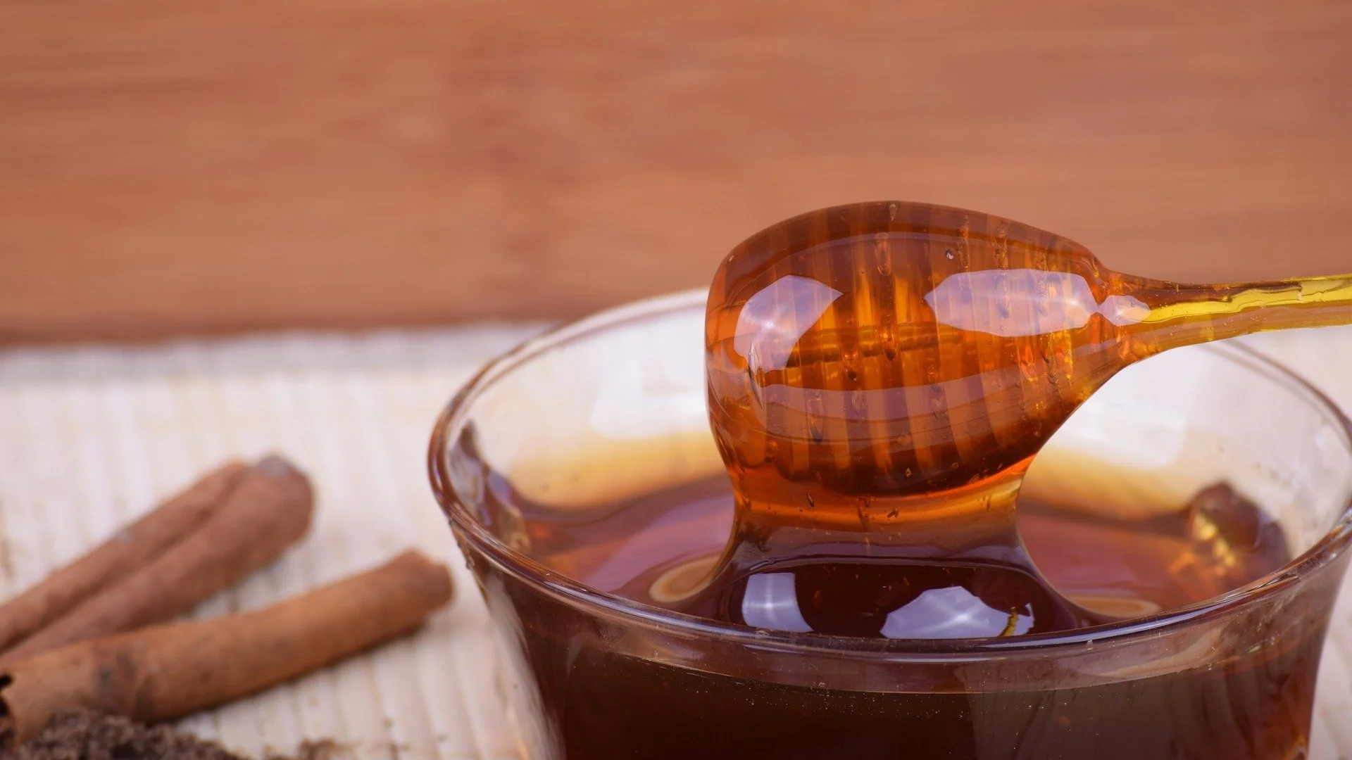 Мехлем от сол и мед – за какво е толкова полезен?