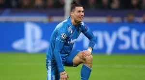 Роналдо събори нахлул фен в снощния мач (ВИДЕО)