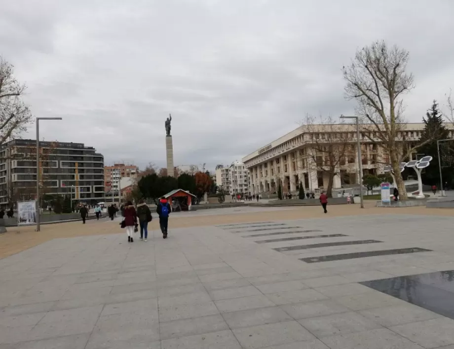 Специалисти проверяват сградите на площад "Тройката" в Бургас