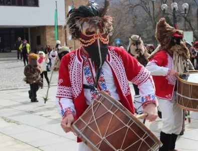 По стар български обичай тетевенци отбелязаха празника Сирни Заговезни (СНИМКИ)