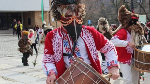 По стар български обичай тетевенци отбелязаха празника Сирни Заговезни (СНИМКИ)