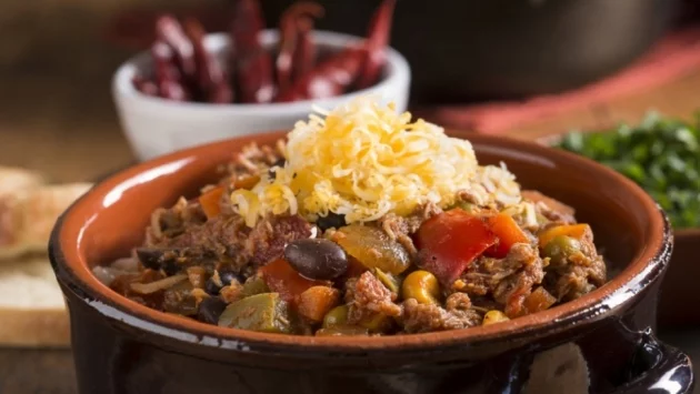 Гюведжета с месо, боб и гъби