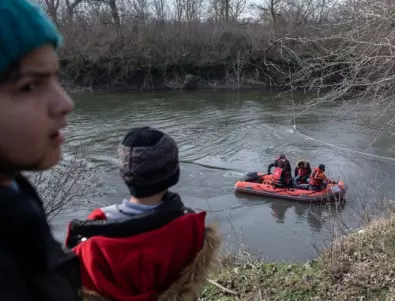 Бреговата охрана на Италия спасява мигранти в морето 