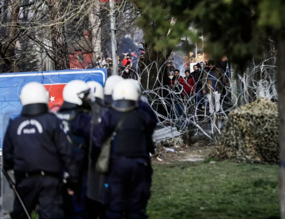 "Фронтекс" изпраща още 100 полицаи в Гърция 