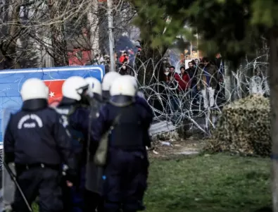 Гърция гони със звуково оръжие мигранти по границата си с Турция
