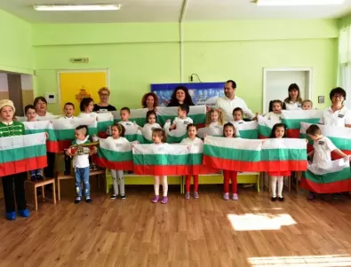 Община Враца раздаде над 1500 знамена на ученици (СНИМКИ)