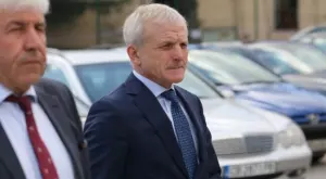 {{ otherArticle[0].article.title }}