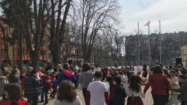 За четвърти път старозагорското училище "Максим Горки" изви хоро в училищния двор 