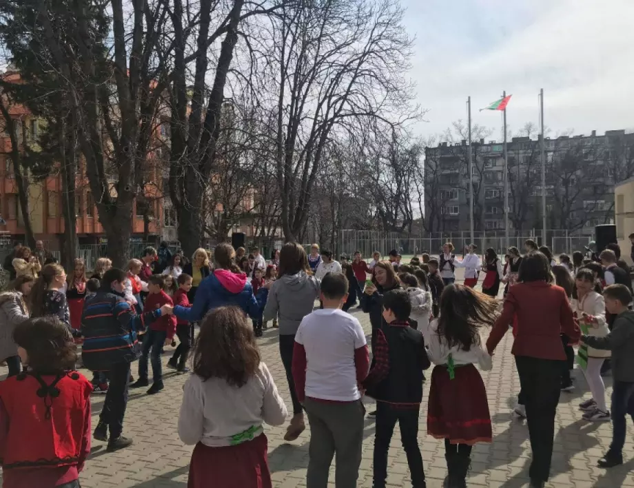 За четвърти път старозагорското училище "Максим Горки" изви хоро в училищния двор 