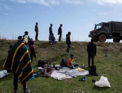 Десетки мигранти са открити в гората край Вакарел 