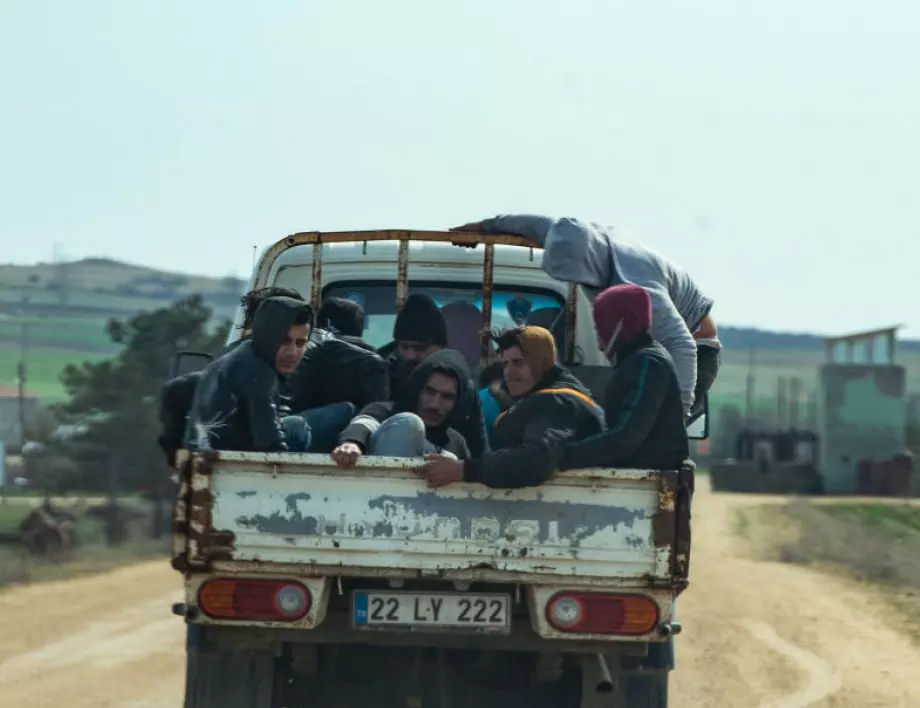 Задържаха петима мигранти, превозвани с автобус 
