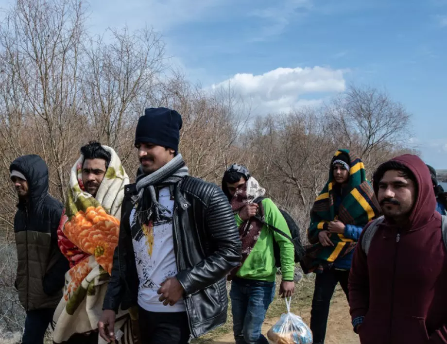 МВР хвана край Пловдив бус с 41 нелегални мигранти  