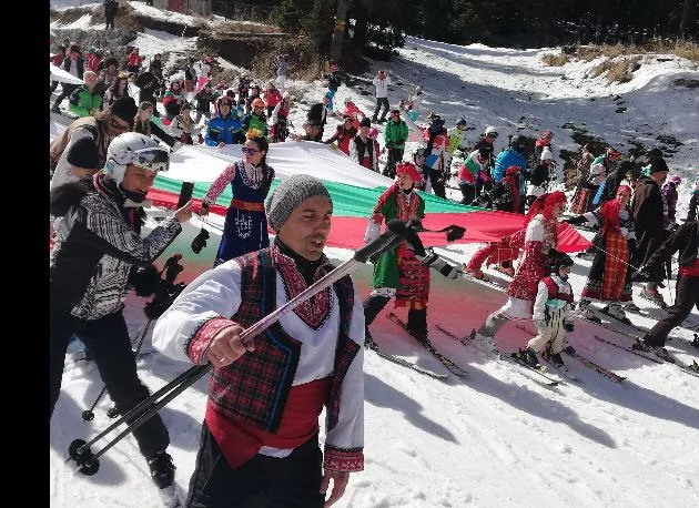 Хиляди се събраха за националното ски спускане с носии в  Пампорово