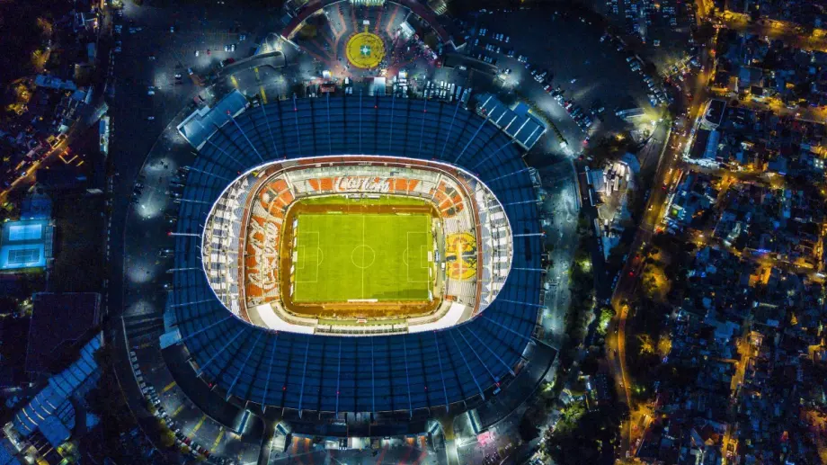 ВИДЕО: "Луди" фенове се качиха върху стадиона, за да наблюдават любимия Порто