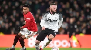 Фенове на Юнайтед нападнаха играч на тима след победата над Дарби (ВИДЕО)