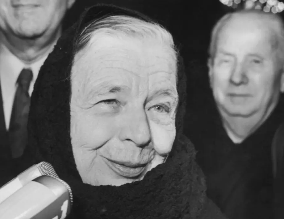 Маргьорит Юрсенар е първата жена избрана за член на Френската академия