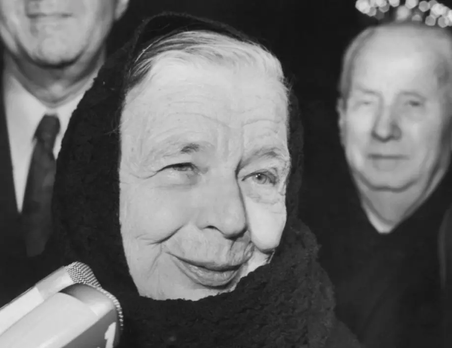 Маргьорит Юрсенар става първата жена избрана за член на Френската академия