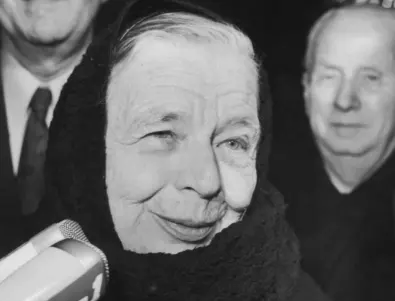 Маргьорит Юрсенар става първата жена избрана за член на Френската академия