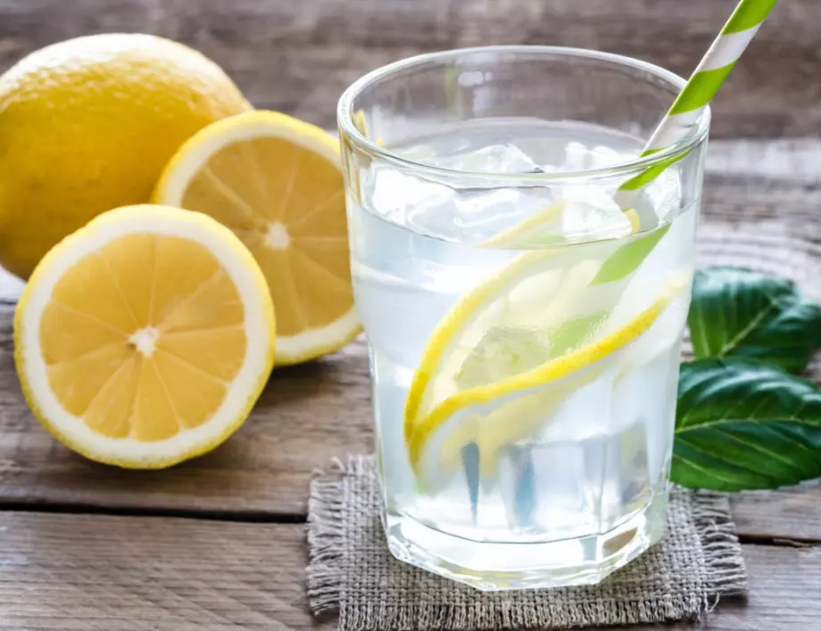 Пий по една чаша топла вода с лимон и дръж болестите далеч от теб