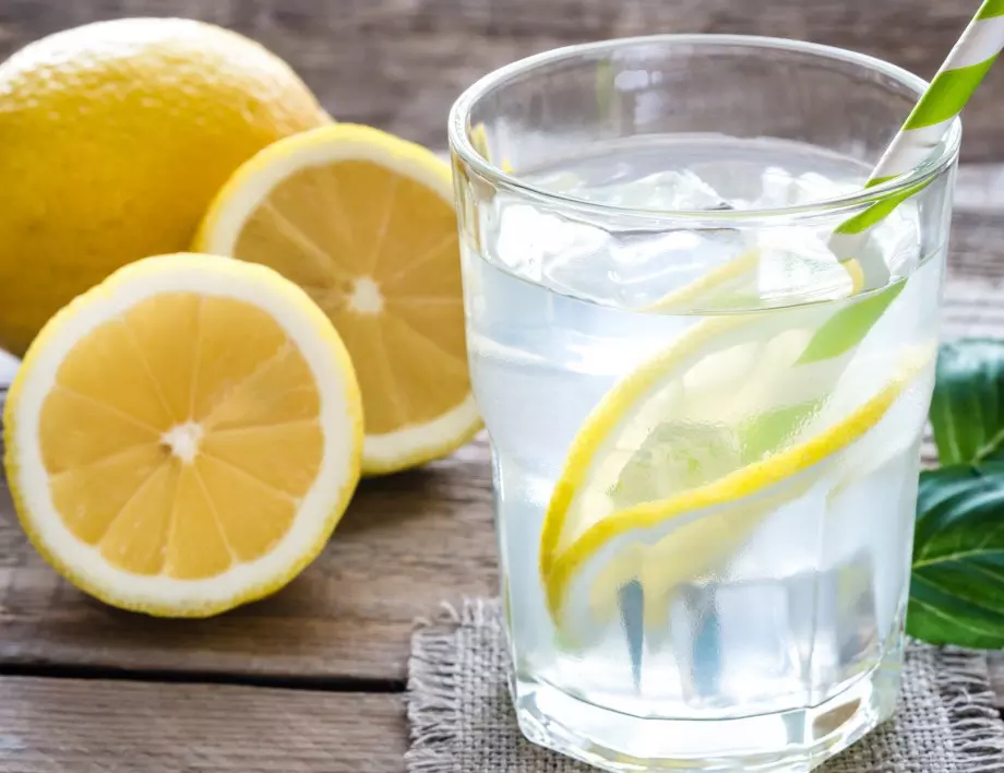 Чаша вода с мед и лимон прави чудеса за организма!