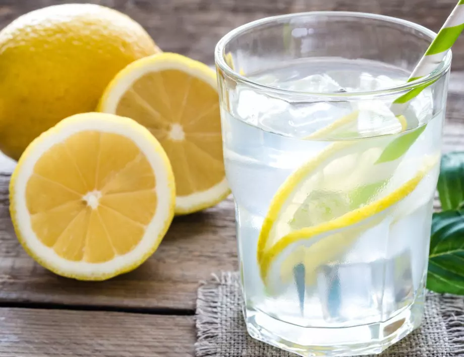 Защо ТРЯБВА да пиете лимонова вода през лятото?