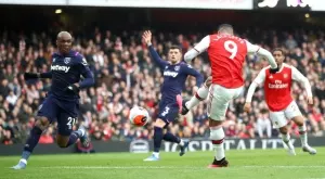 Арсенал оцеля в лондонски дуел, в който беше по-слабият отбор 