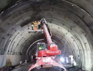 С усилващи мрежи се изгражда част от облицовката на тръбата за София в тунел „Витиня“ (СНИМКИ)