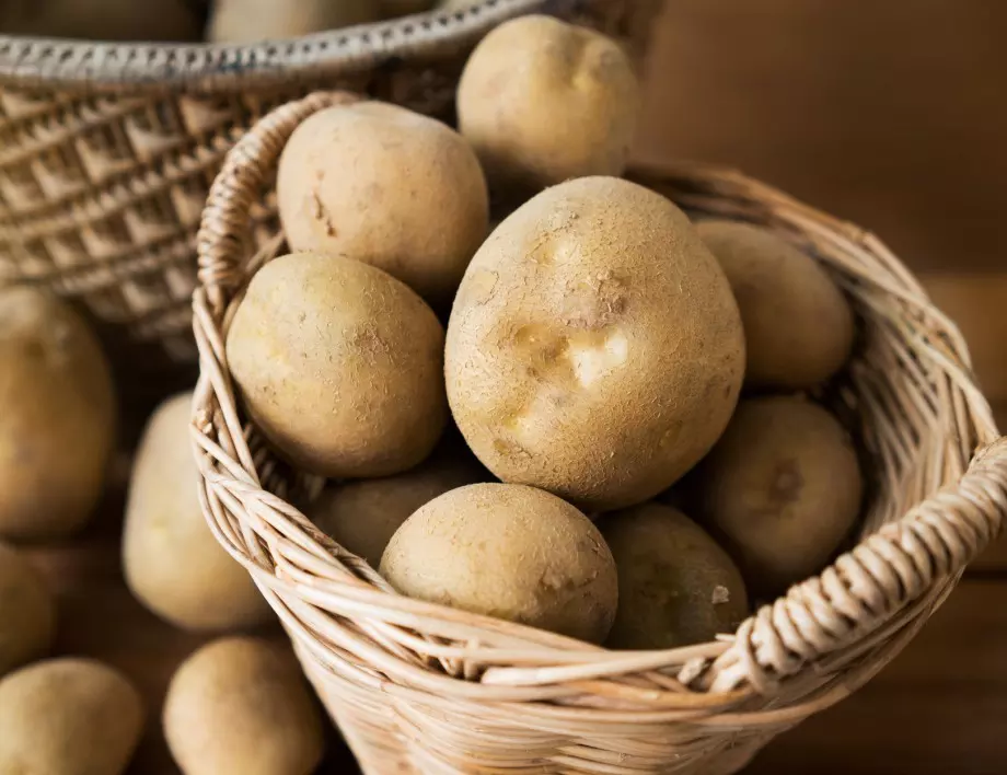 Сложете този зеленчук при картофите - няма да покълнат и да се развалят цяла зима