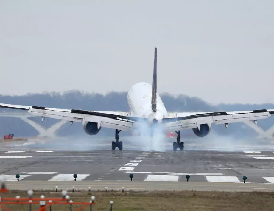 Пасажер отвори аварийния изход преди кацане на самолет в САЩ