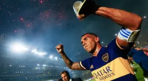 ВИДЕО: Целувка с Марадона вдъхнови Тевес да короняса Бока Хуниорс