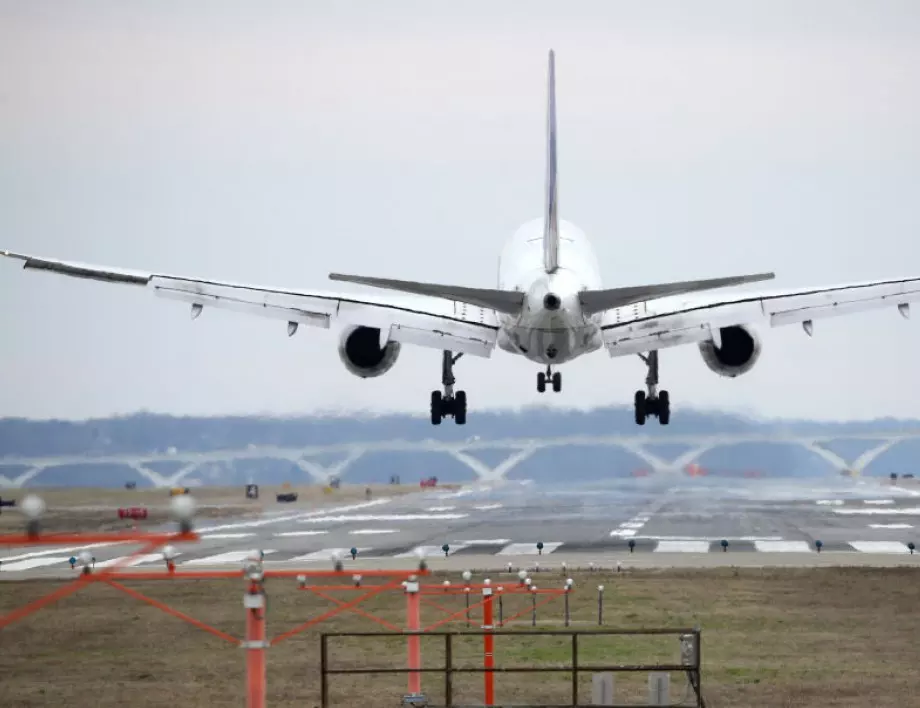 Приходите на авиокомпаниите се сриват с 55% през 2020-а