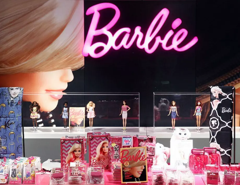 За 8-и март: Куклата Барби представя силните жени (СНИМКИ)