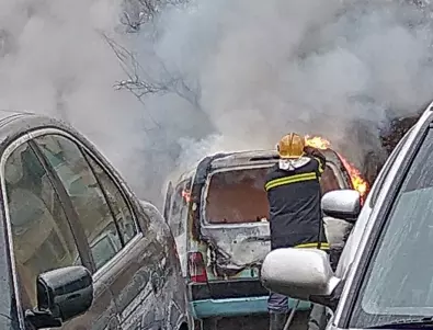 Кола изгоря в столичния квартал 