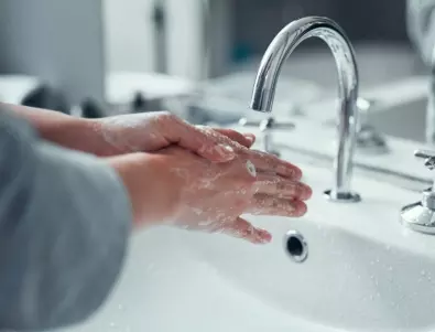 Американските здравни власти: Подсушавайте ръцете си след измиване