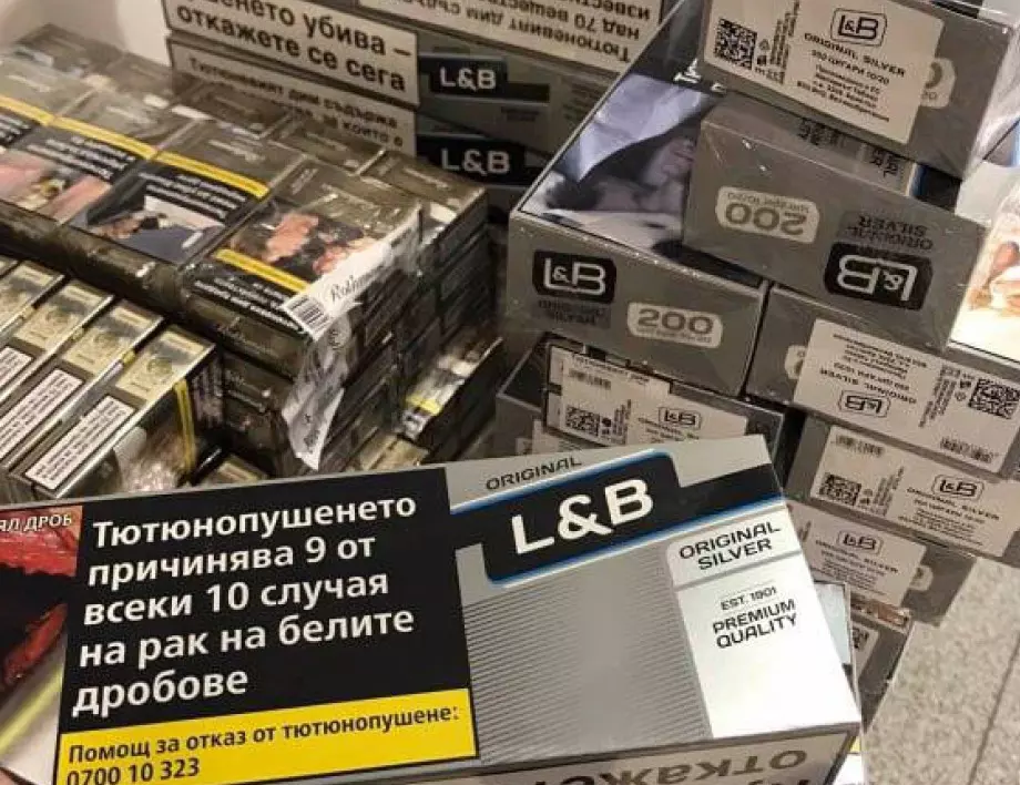 Хванаха контрабандни цигари, скрити в дивани на летище София