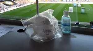 Първият футболист, който играе всеки мач с маска заради COVID-19 - Джери Бенгстън (СНИМКИ)