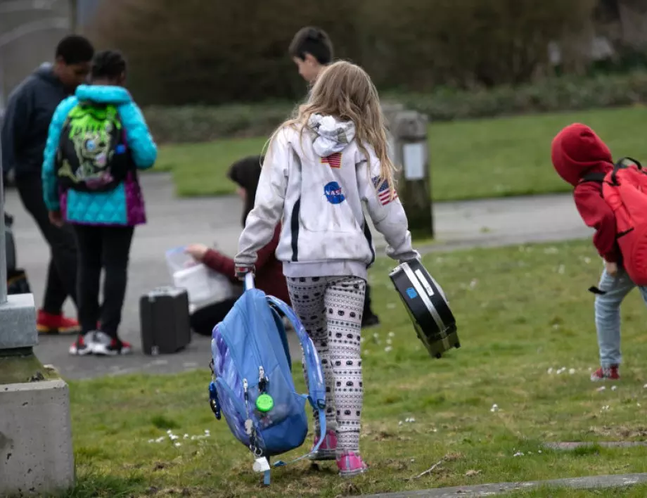 "Целуни и тръгвай" - децата в Нова Зеландия се върнаха в училище 