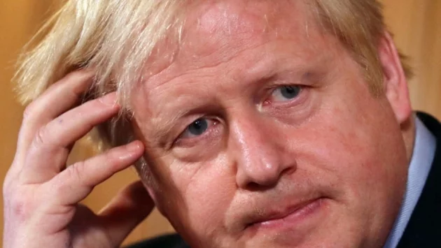 Великобритания постепенно се отказва от стадния имунитет, но загуби безценно време